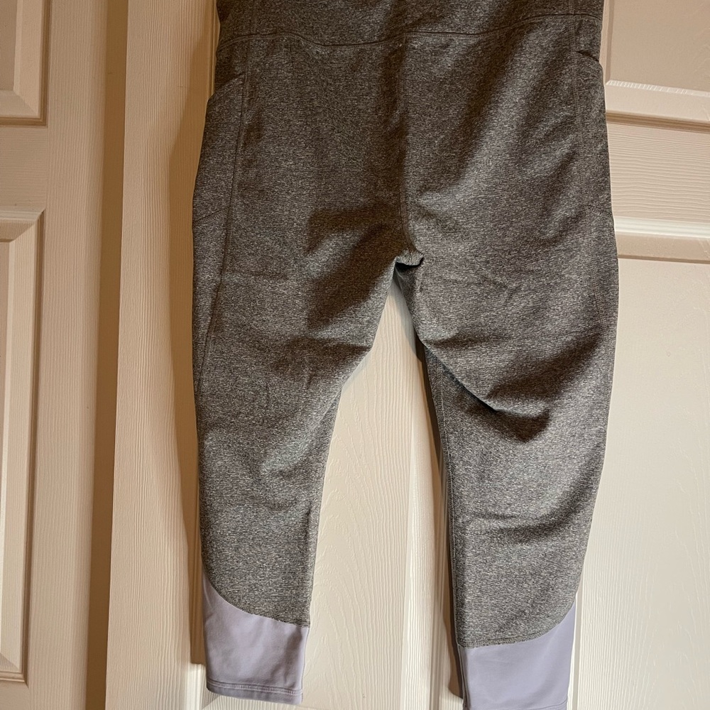 Breathe deep and find your center with these women's Gaiam yoga capri leggings.